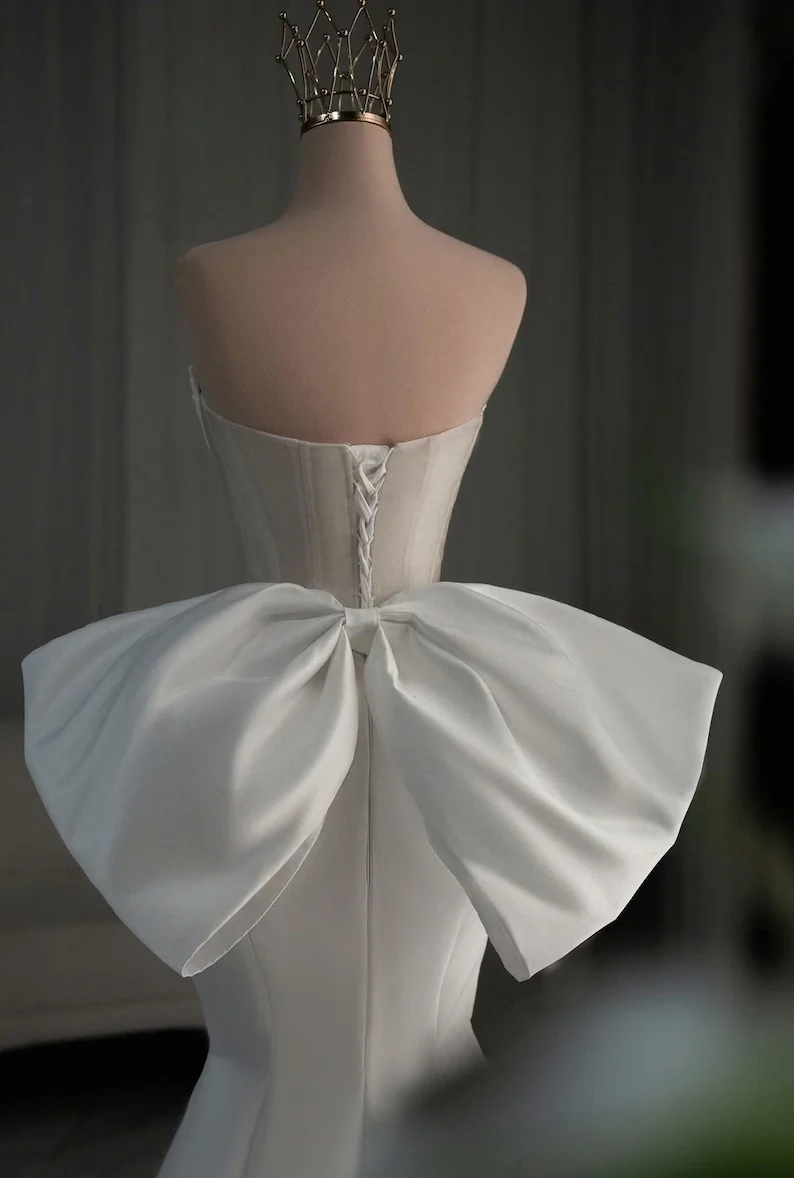 Abito da sposa personalizzato 2025 nuovo classico di lusso con applicazioni di perline con fiocco a sirena Abito da sposa bianco senza maniche sexy senza schienale