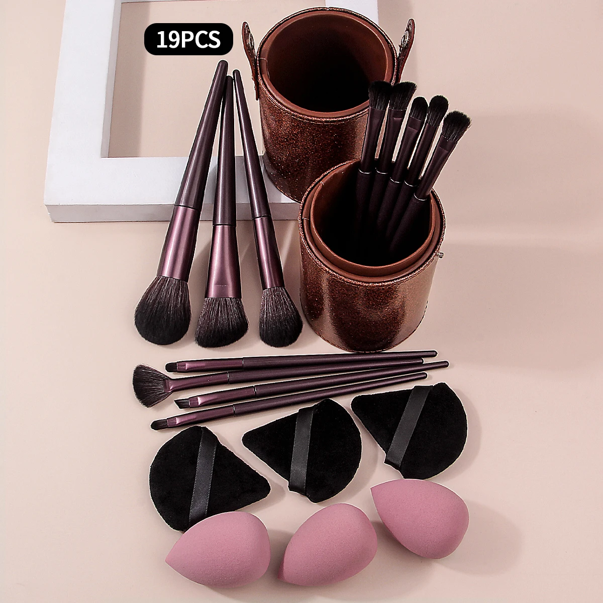 Ensemble de pinceaux de maquillage haut de gamme 19 pièces: 12 ensembles de pinceaux de maquillage + 6 bouffées de poudre d'éponge de maquillage douce et œufs de beauté + seau de rangement
