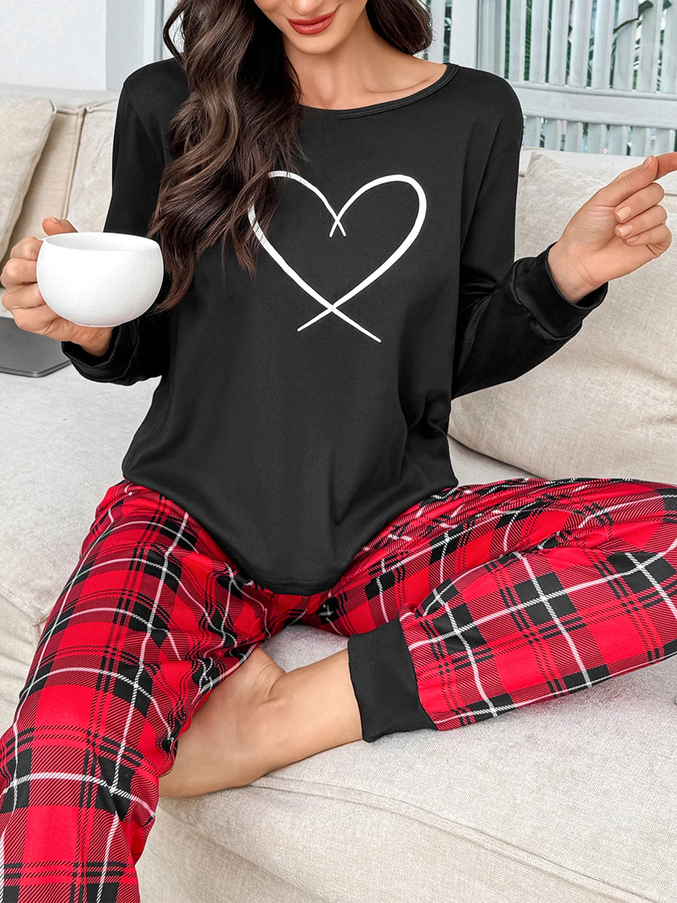 The ladies' two-piece pajama set features a heart-patterned checkered design. It is suitable for all seasons - spring, summer, a