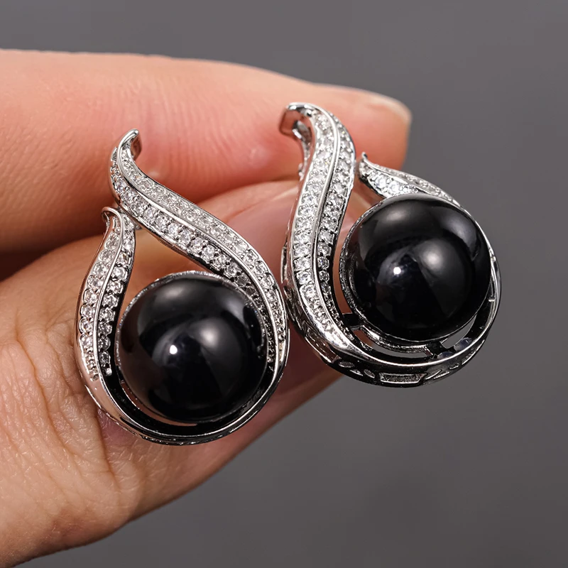 Huitan Hip-Hop-Ohrstecker mit schwarzen Imitationsperlen für Damen, edler, anmutiger Partyschmuck, modernes, stilvolles, charmantes Zubehör