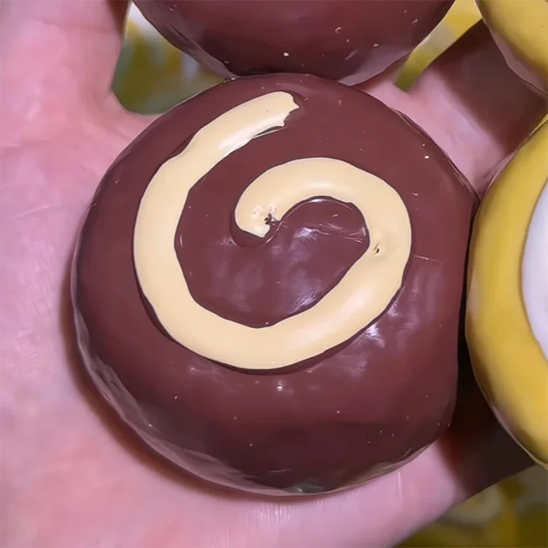 Knuspriger Handtuchrollen-Kuchen, weich, rosa, langsam zurückfedernd, weich, für Büro und Zuhause, Dekoration, ASMR, sensorische Dekompression, Fidget-Druckball, Geschenk – Detail 7