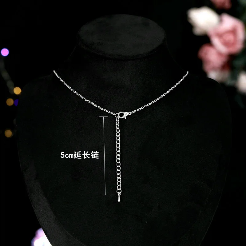 Un set di orecchini con collana in zirconi con crepa di ghiaccio dal design di nicchia, catena alla clavicola di zucchero a cubo dolce e fresco alla moda