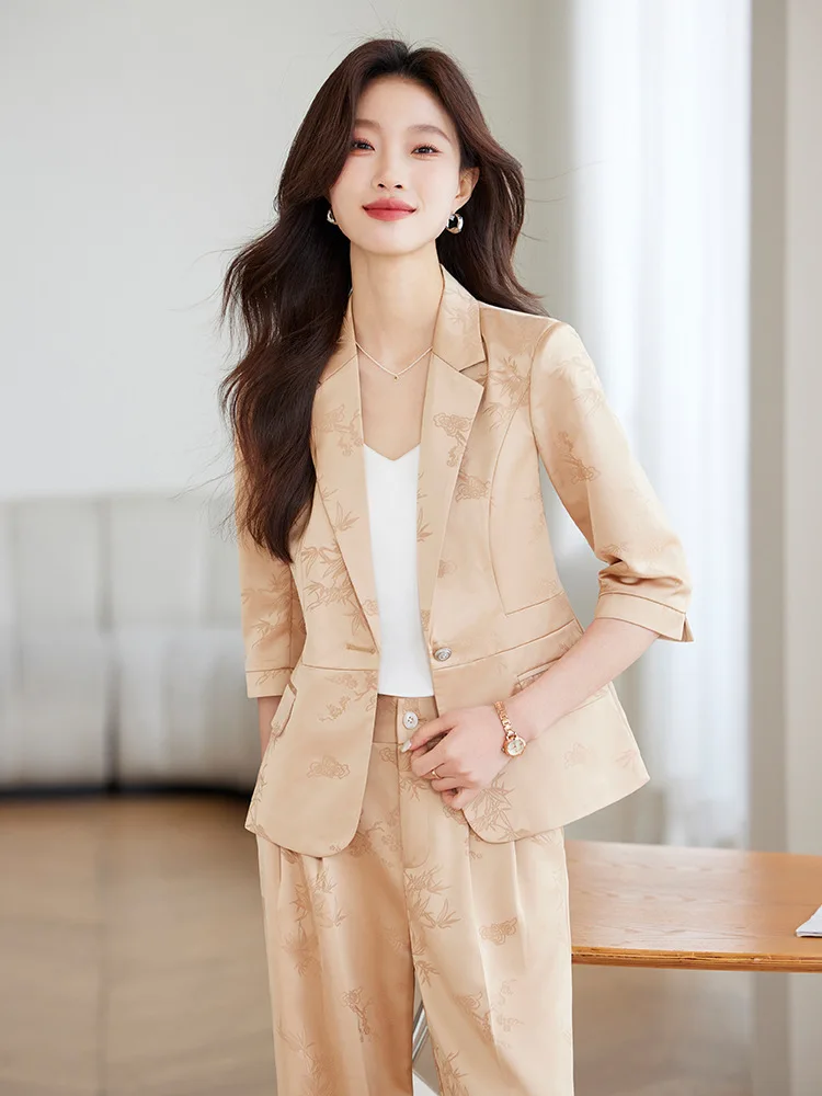 Elegant printed blazer for women, three-quarter sleeves, lightweight, stylish and sophisticated, suitable for professional and c