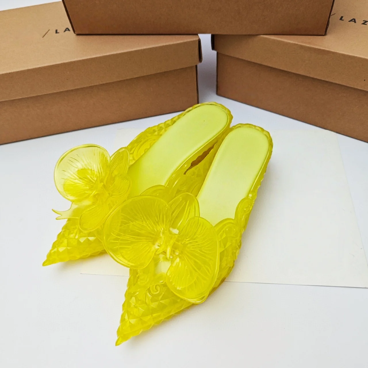 

Лидер продаж, бразильский бренд, женские конфетные шлепанцы в стиле ретро, женские шлепанцы с острым носком, ведьма, тапочки на низком каблуке для девочек, полупакет, ароматная обувь SM311