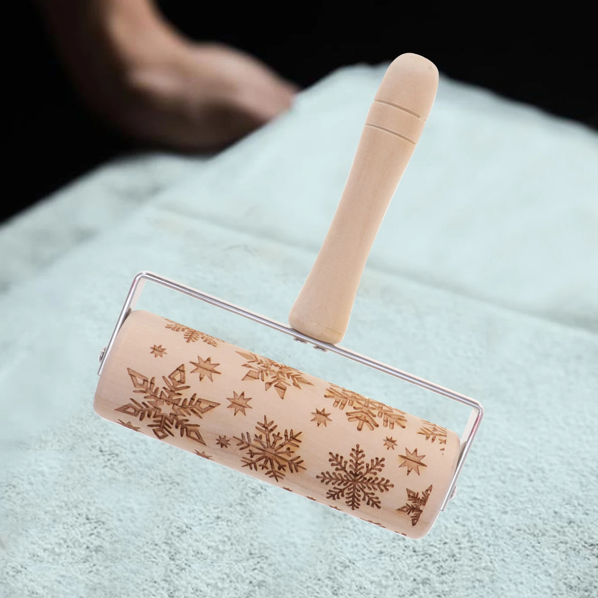 

Wooden Rolling Pin Snowflake Pattern Dough Roller Mold Embossed Tools Cartoon Design Easy Grip Durability Engraving Depth