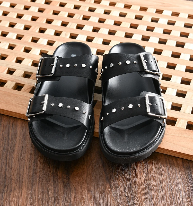 

Men's Summer Fashionable Anti-slip Breathable Beach Casual Slippers Rivet Design Comfortable Slip-On Rubber Sole Sandals