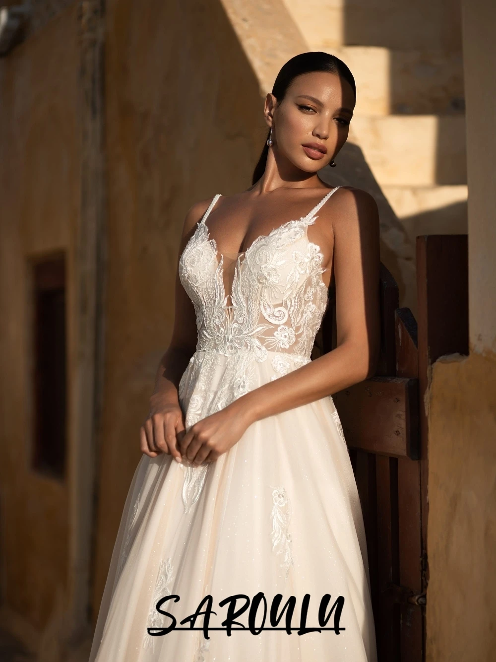 

Classic Long Train Appliques Wedding Dress Sexy Deep V Neckline Glitter Bridal Gown Romantic A Line Customized Thin Straps Wear