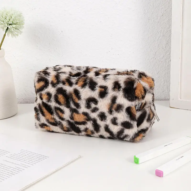 حقيبة مكياج قطيفة محمولة باليد بطبعة الفهد، حقيبة تخزين راقية للسفر ذات سعة كبيرة للنساء، مجموعة أدوات الزينة بمقلمة