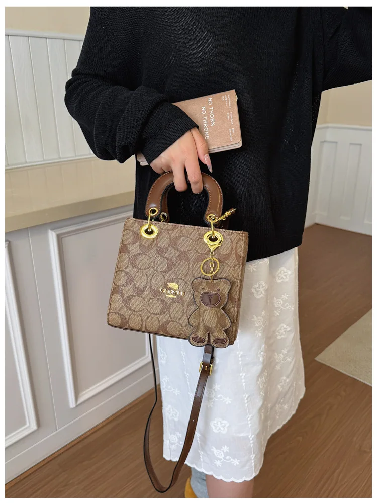 Luxuriöse Damenhandtasche im Vintage-Stil mit klassischem Monogramm, modische Designer-Tragetasche mit Bären-Anhänger für den Alltag und Verabredungen – Detail 6