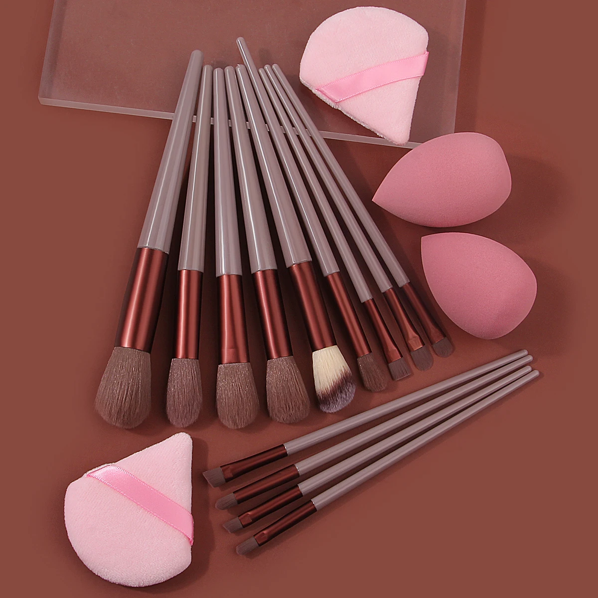 The 17PCS high-quality makeup brush set includes a multi-purpose facial makeup set brush, a beauty egg/triangular powder puff