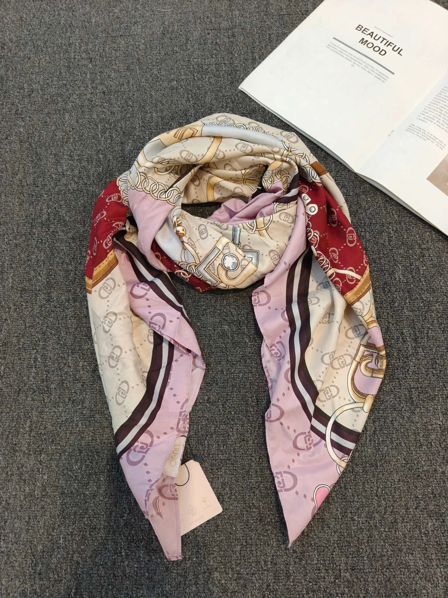 Original italienischer Einzelschal im europäischen und amerikanischen Stil, leichtes Strandtuch mit Sonnenschutz, bedruckter großer Schal – Detail 7