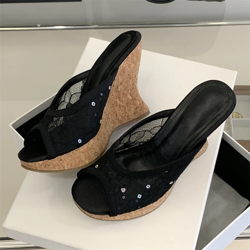 

Eilyken New Design Glitter Breathable Mesh Women Slippers Fashion Platform Wedges High Heels Peep Toe Party Slide Shoes