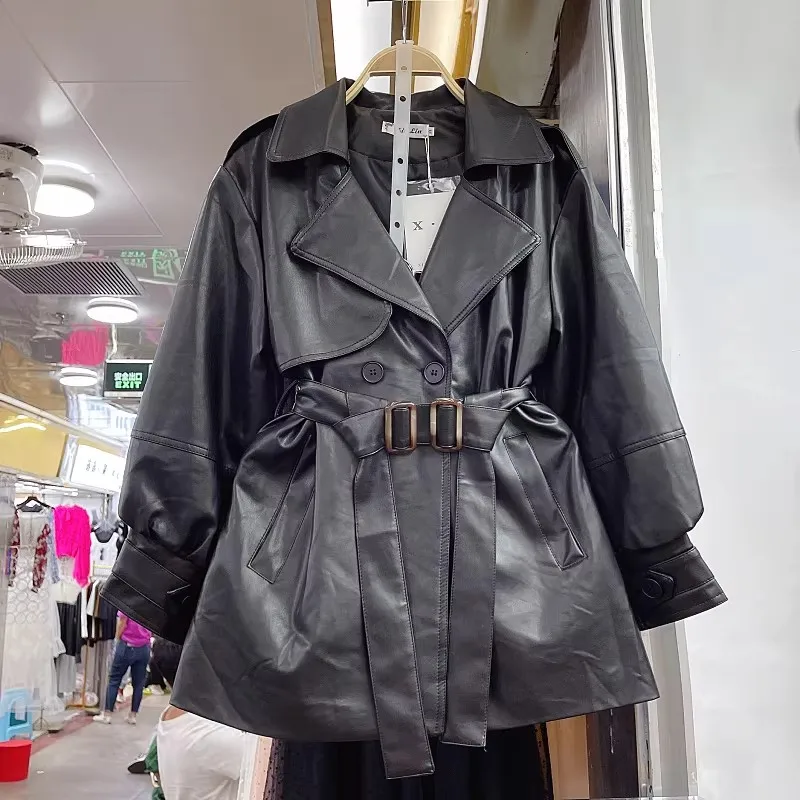 

Весенний женский тренч средней длины из искусственной кожи черного цвета с поясом, отложным воротником, двубортный, с длинными рукавами, имитация кожаной куртки