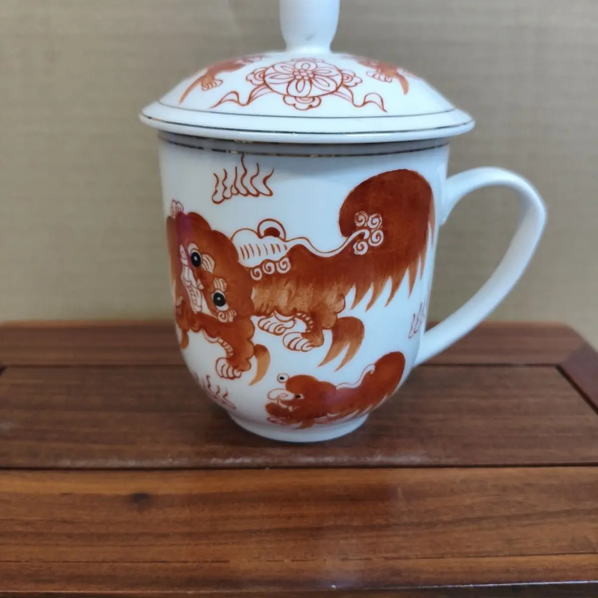Old Collected Hand Painted Famille Rose Tai Shi Shao Bao Alum Red Lion Lidded Office Tea Cup Decorative Jar