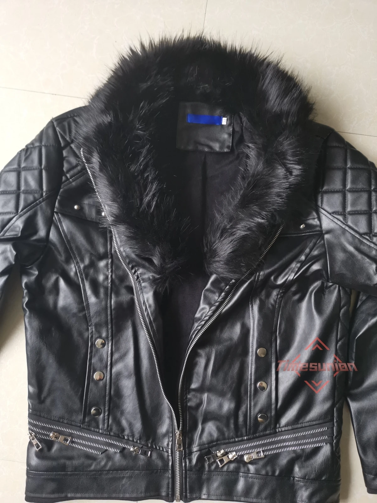 แจ็คเก็ตหนัง leather jacket men แจ็กเก็ตหนังขี่มอเตอร์ไซค์สำหรับผู้ชายเสื้อคลุมทหารสีแดงดีไซน์หมุดย้ำสไตล์วินเทจหนังสังเคราะห์ขนแกะสำหรับฤดูหนาวสไตล์พังค์