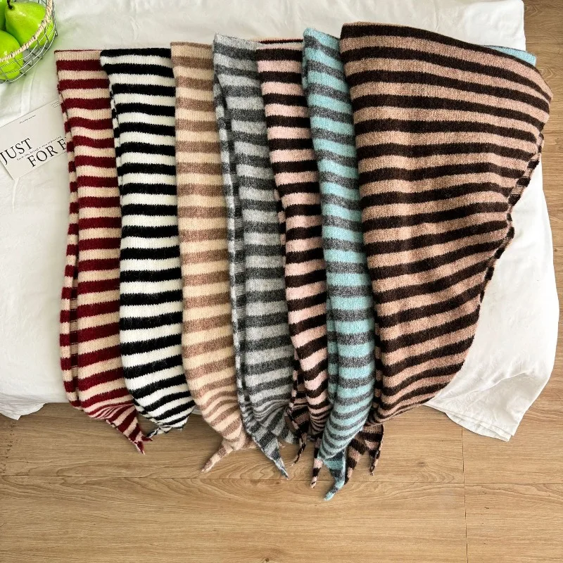 Neuer Damen-Dreiecksschal aus Wollmischung, gestrickter gestreifter Schal für Herbst und Winter, warme Halswärmer in großer Größe. – Detail 6