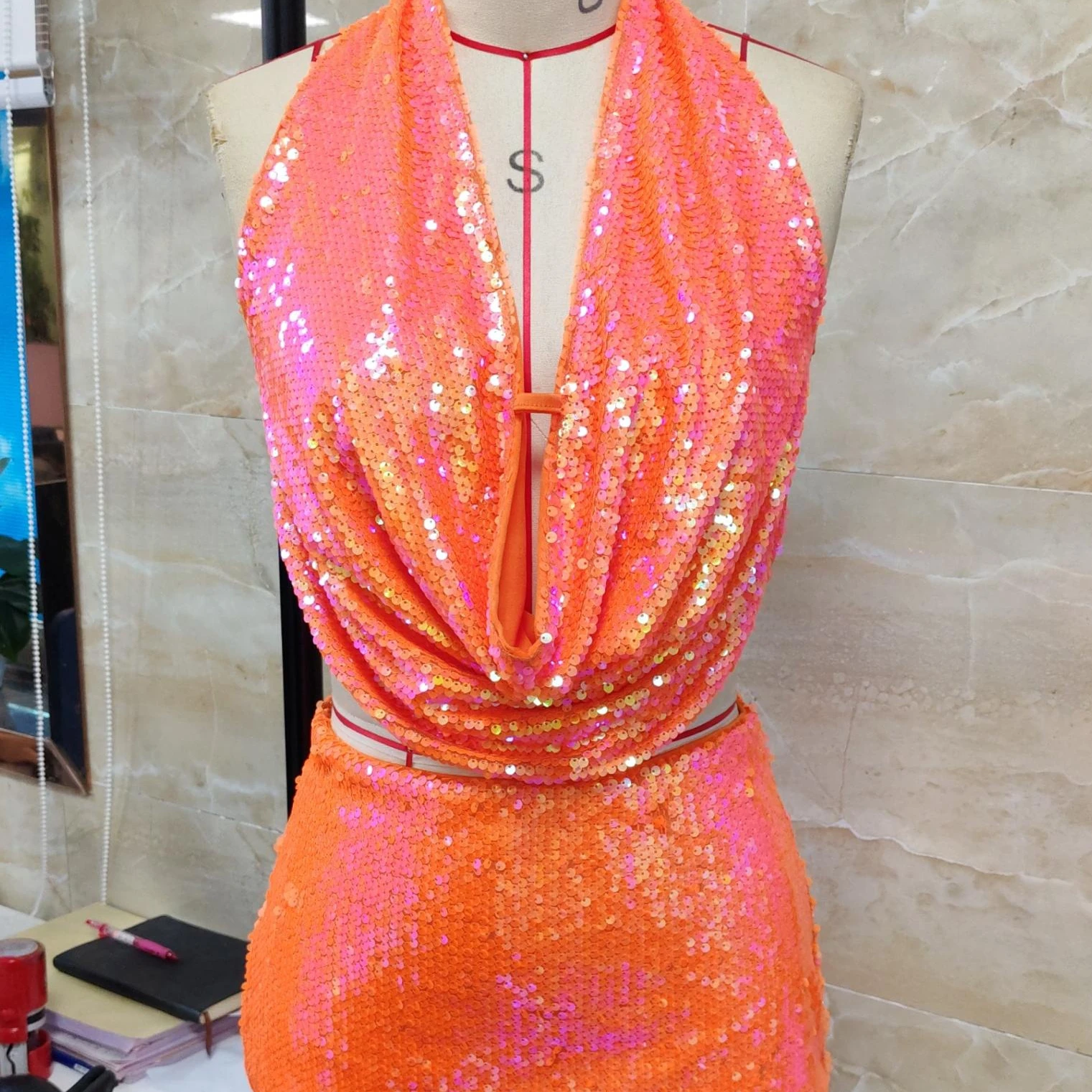 

Женская праздничная юбка из двух предметов с открытой спиной, однотонная одежда, топы без рукавов с лямкой на шее и блестками, комплект мини-юбки