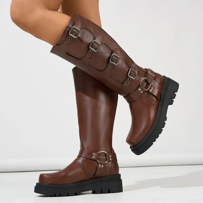

Новые длинные ботинки на низком каблуке 5 см в средневековом стиле с пряжкой ремня, европейско-американские черно-коричневые мотоциклетные ботинки для танцев на шесте Spicy Girl