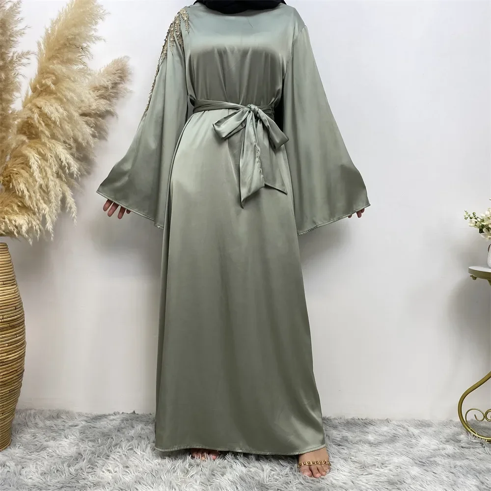 Abito musulmano da donna con perle a maniche lunghe Abito alla moda mediorientale Dubai Abito islamico africano Abaya con stampa musulmana Abito con lacci in raso