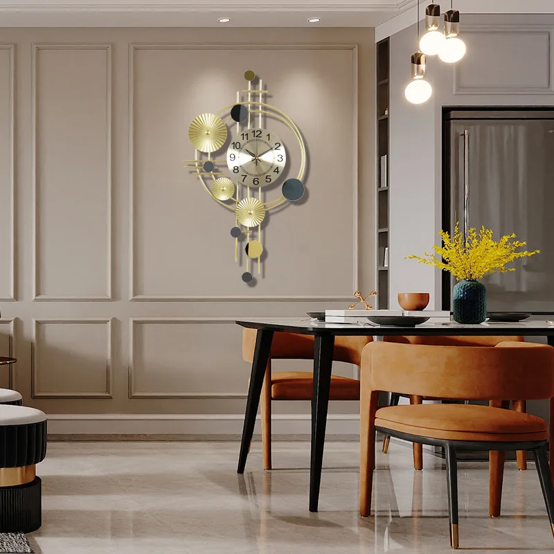 Поживите до старых часов, украшают входную стену гостиной с настенными часами из кованого железа.