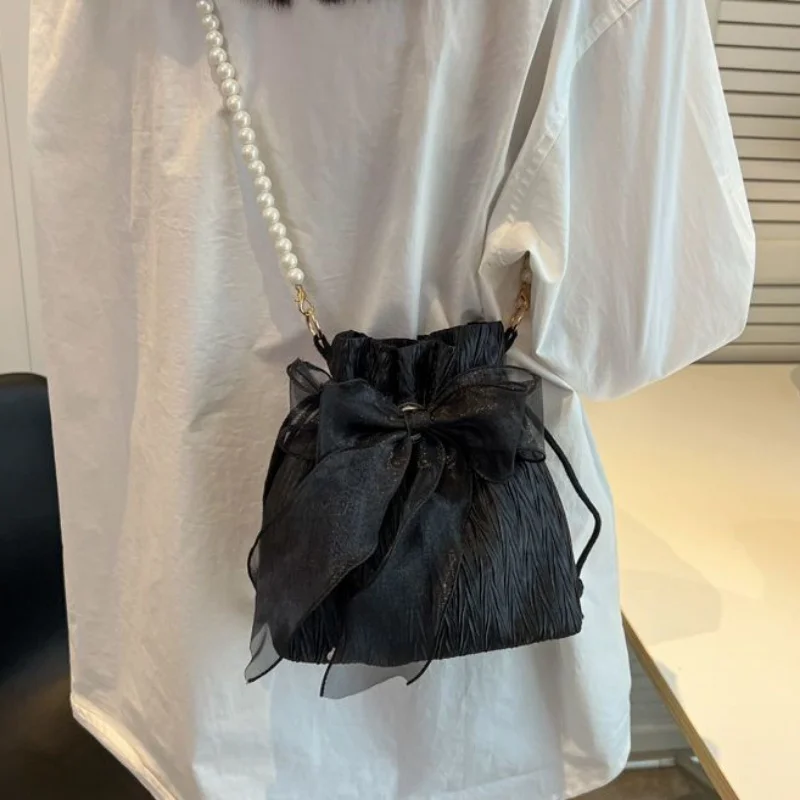 Plissierte Mini-Umhängetasche für Damen, Organza-Schleifentasche mit Perlenkettenriemen, elegante Abendhandtasche für Hochzeit, Party, Abschlussball – Detail 12