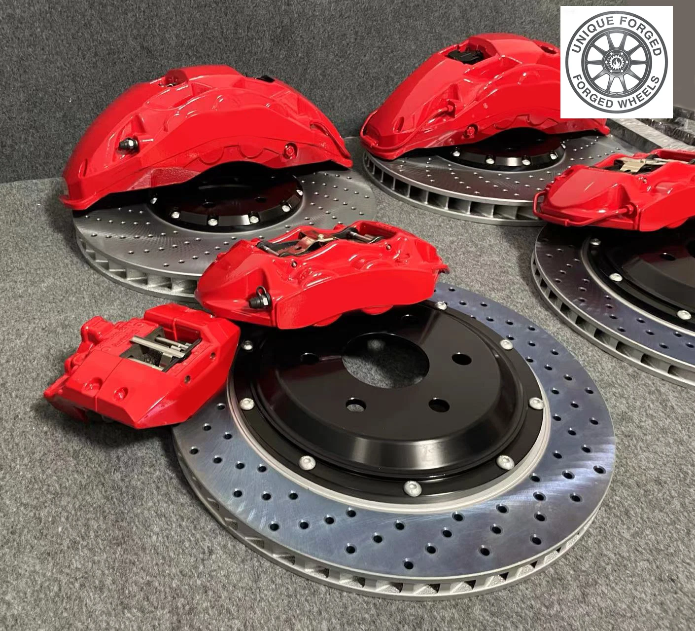 

Комплект алюминиевых больших тормозов (26 типов): передние 10-поршневые 420 мм, задние GT4 4-поршневые + электронный тормоз