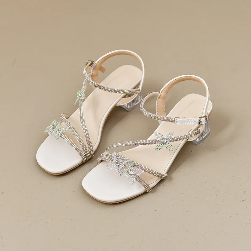 

Сандалии с бриллиантовым бантом, серебряные босоножки на толстом каблуке, лето 2023, новый стиль, модные модельные женские сандалии с открытым носком
