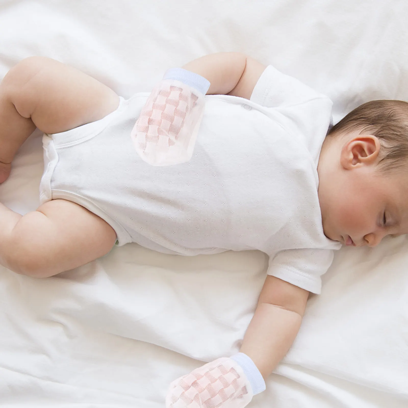 Рисунок 5 - 2 пары варежек из ледяного шелка для новорожденных