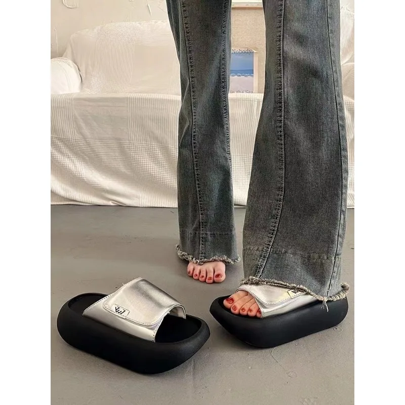 صافي الأحمر الفرنسية صنادل أرضية الإناث الصيف ملابس خارجية مع تنورة 2025 تصميم جديد متخصص الشعور الخروج على أحذية الشاطئ #6