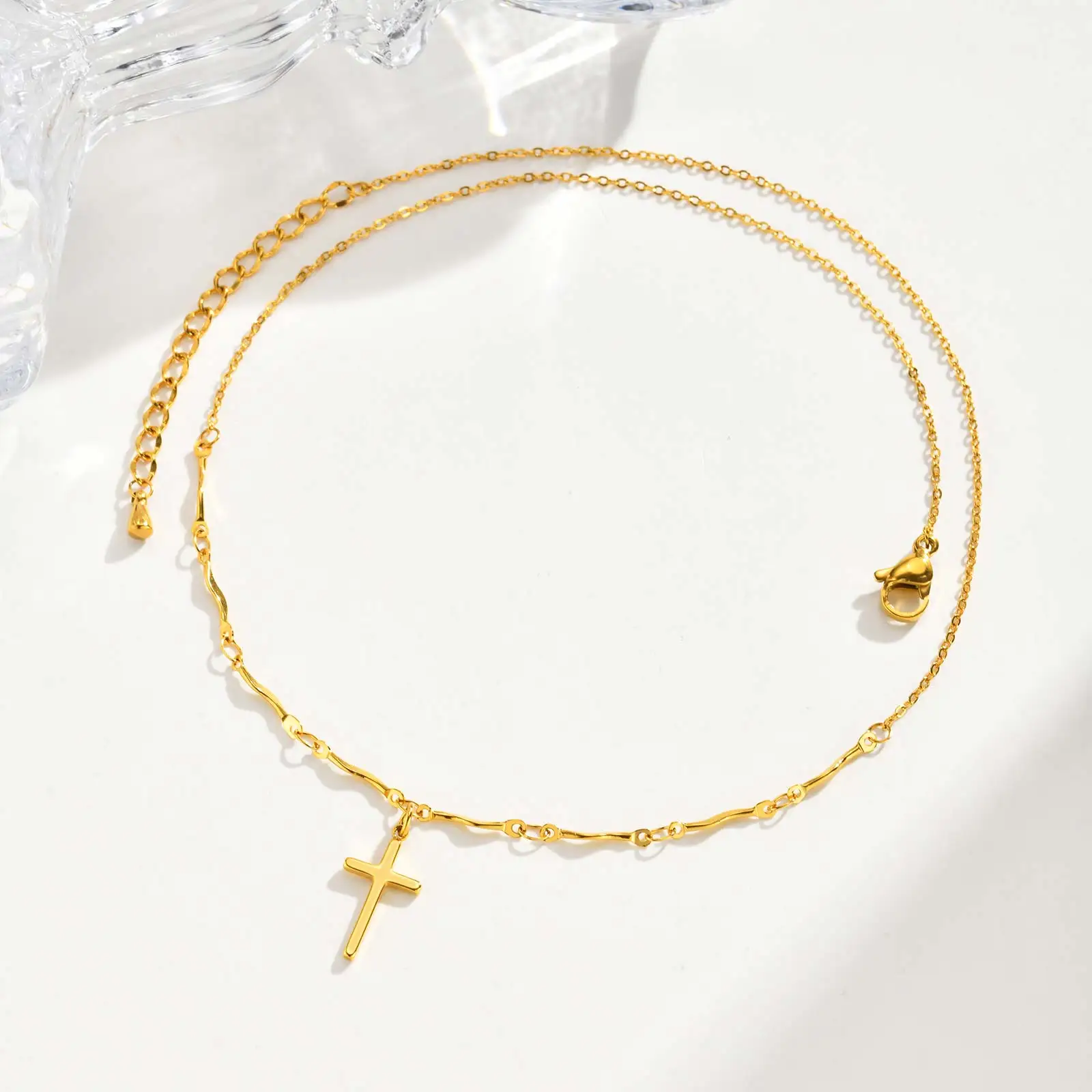 Minimalistische Halskette mit Kreuzanhänger aus Edelstahl, lichtecht vergoldete Wellenkette, Charm-Halskette, exquisiter Schmuck für Frauen – Detail 7