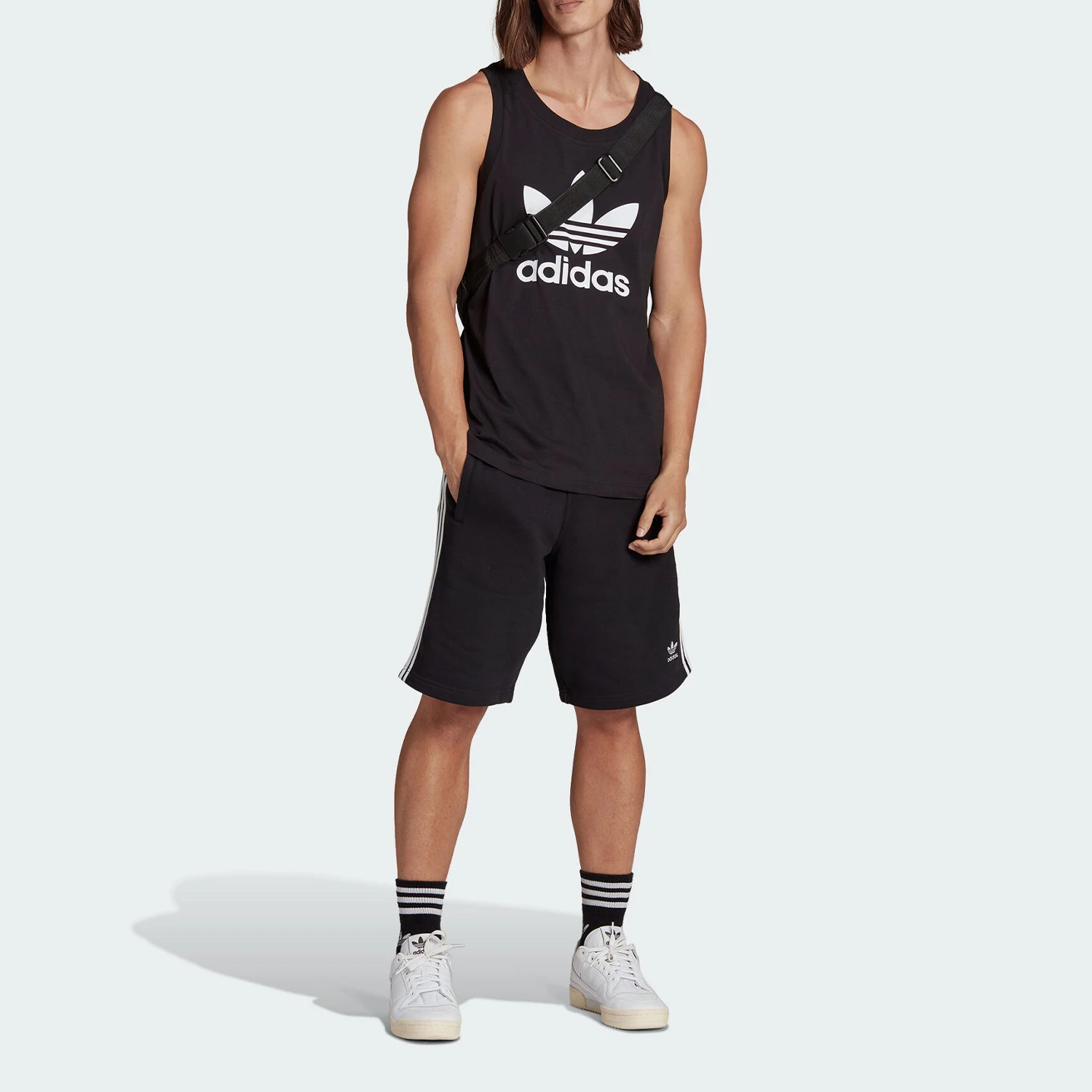 قميص Adidas Originals الرجالي ذو الرجعية الفضفاضة القابلة للتنفس IA4811