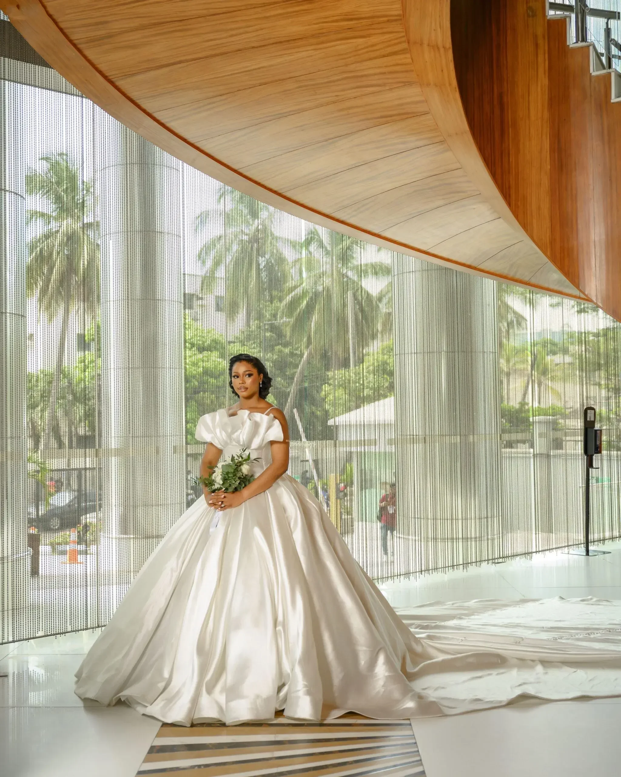 Abiti da sposa classici personalizzati con spalline senza spalline Abiti da sposa con strascico da cattedrale Abiti da sposa senza spalline con volant in raso Robe De Mariée