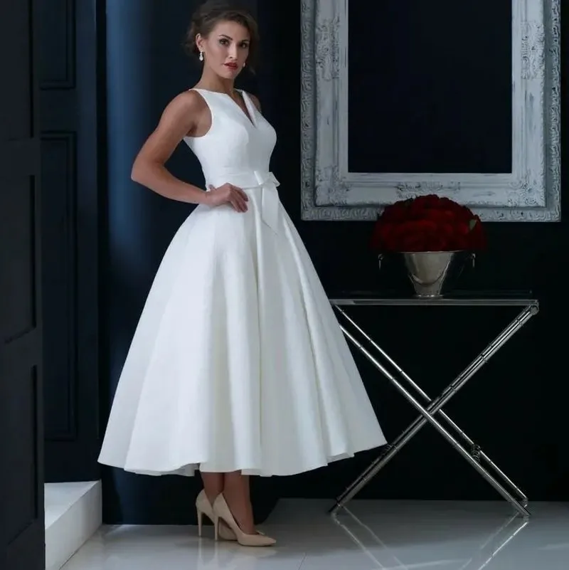 Elegante abito da sera formale a trapezio con scollo a V senza maniche bianco lunghezza tè raso abiti da ballo di fine anno Robe De Soiree