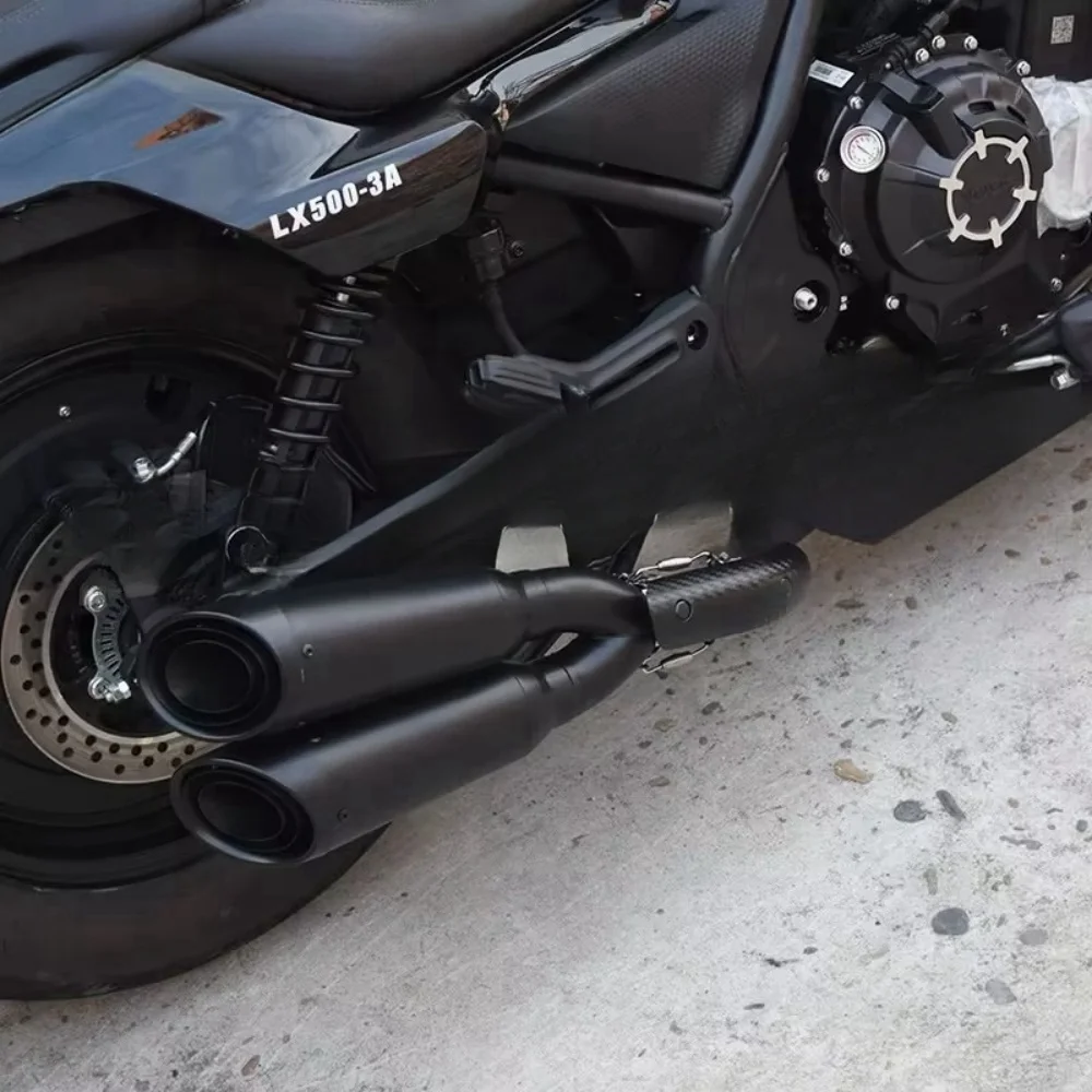The right-side single-outlet dual exhaust pipe has a sleek and streamlined design for VOGE CU525 CU 525