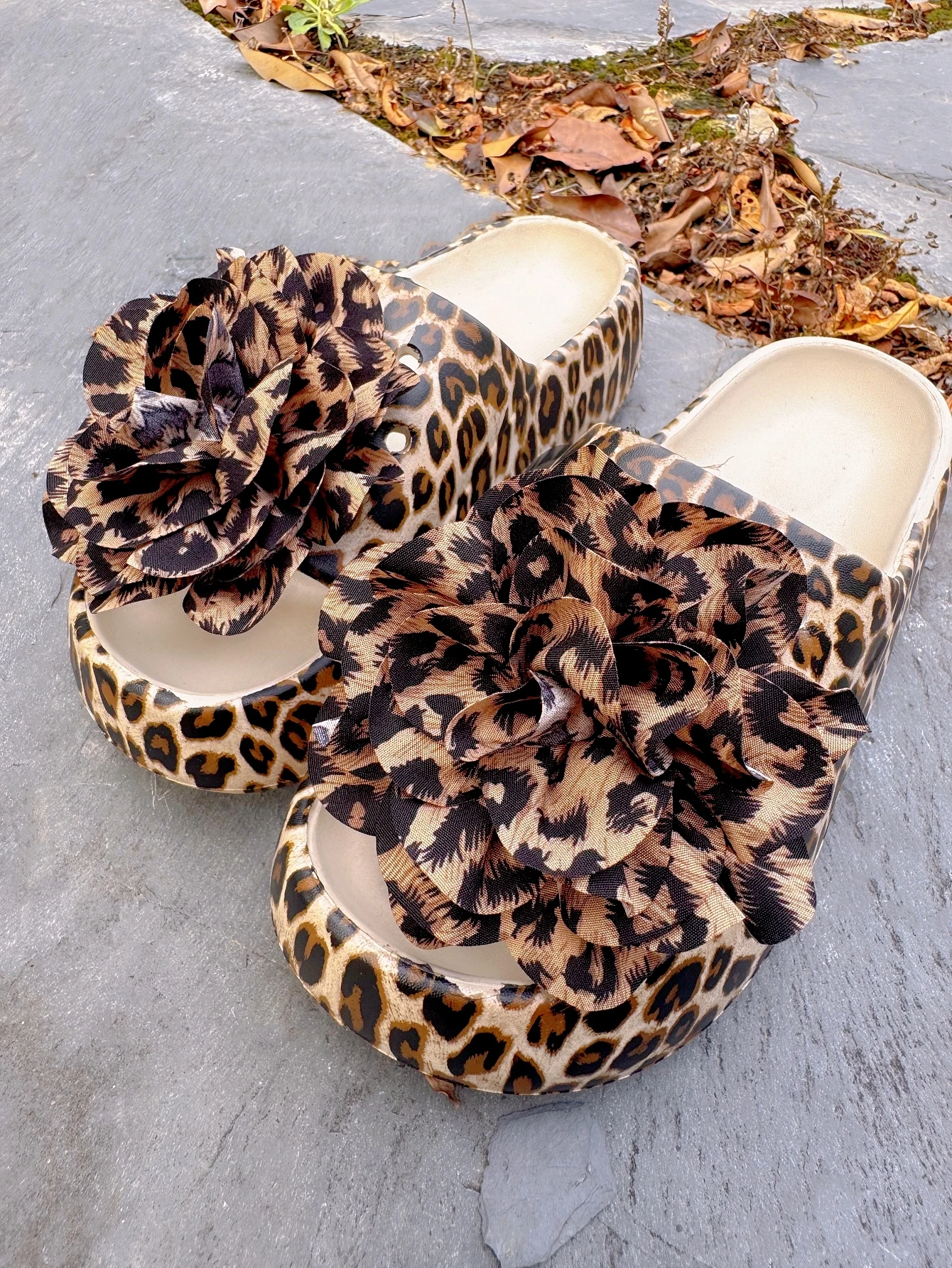 2 fashionable and sexy leopard print flower shoe buckle DIY decorations, suitable for shoes with holes and sandals