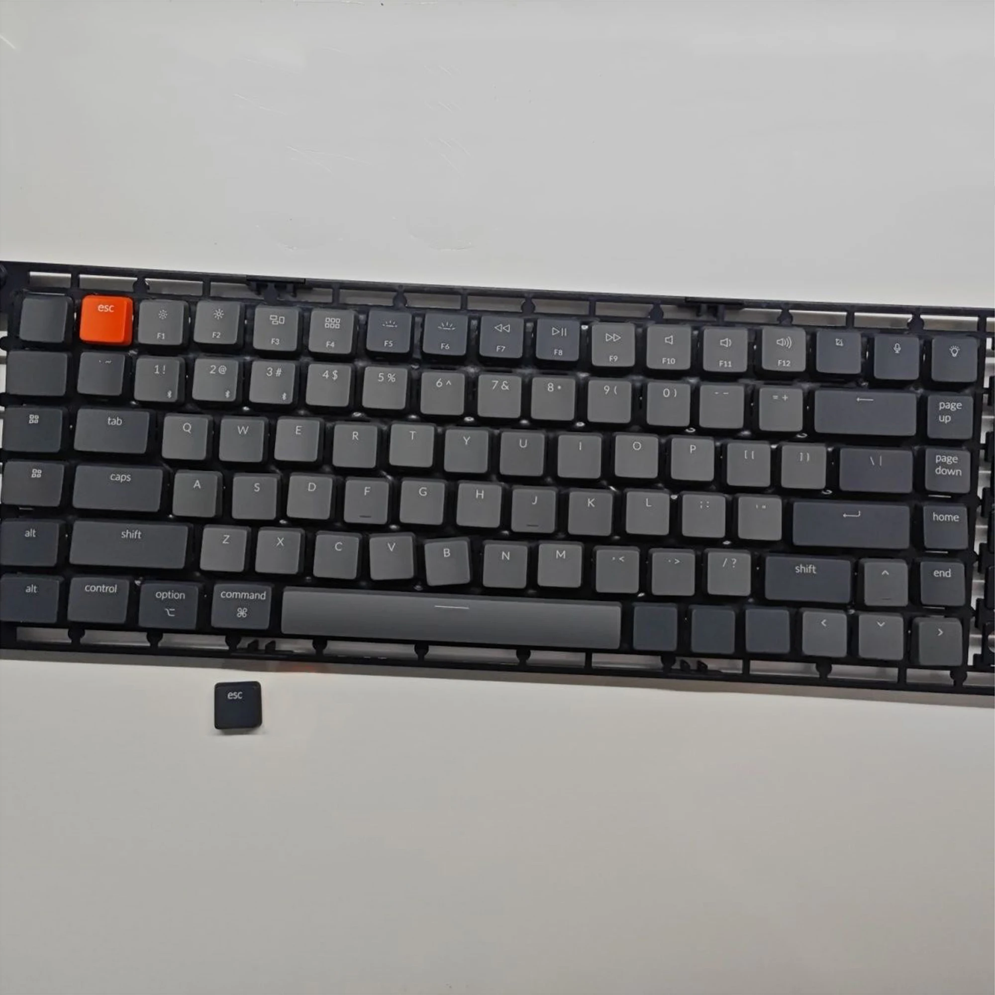 Szaro-pomarańczowe, niskoprofilowe nakładki na klawisze z ABS, podświetlane, kompatybilne z niskoprofilową klawiaturą mechaniczną Keychron K1 K3. — zdjęcie produktu 2