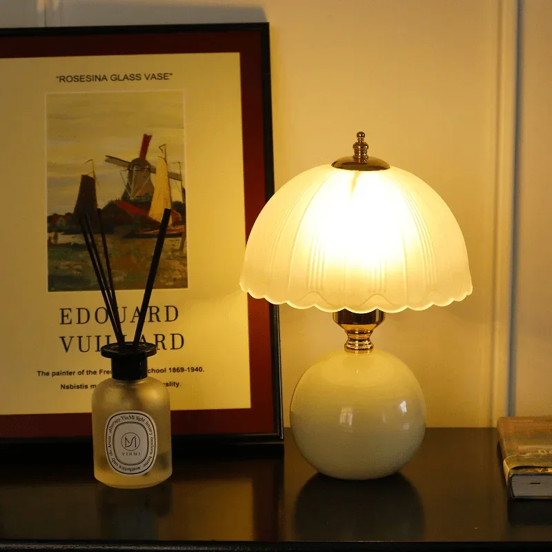 Cream style retro creative atmosphere high sense light luxury desk lamp bedroom