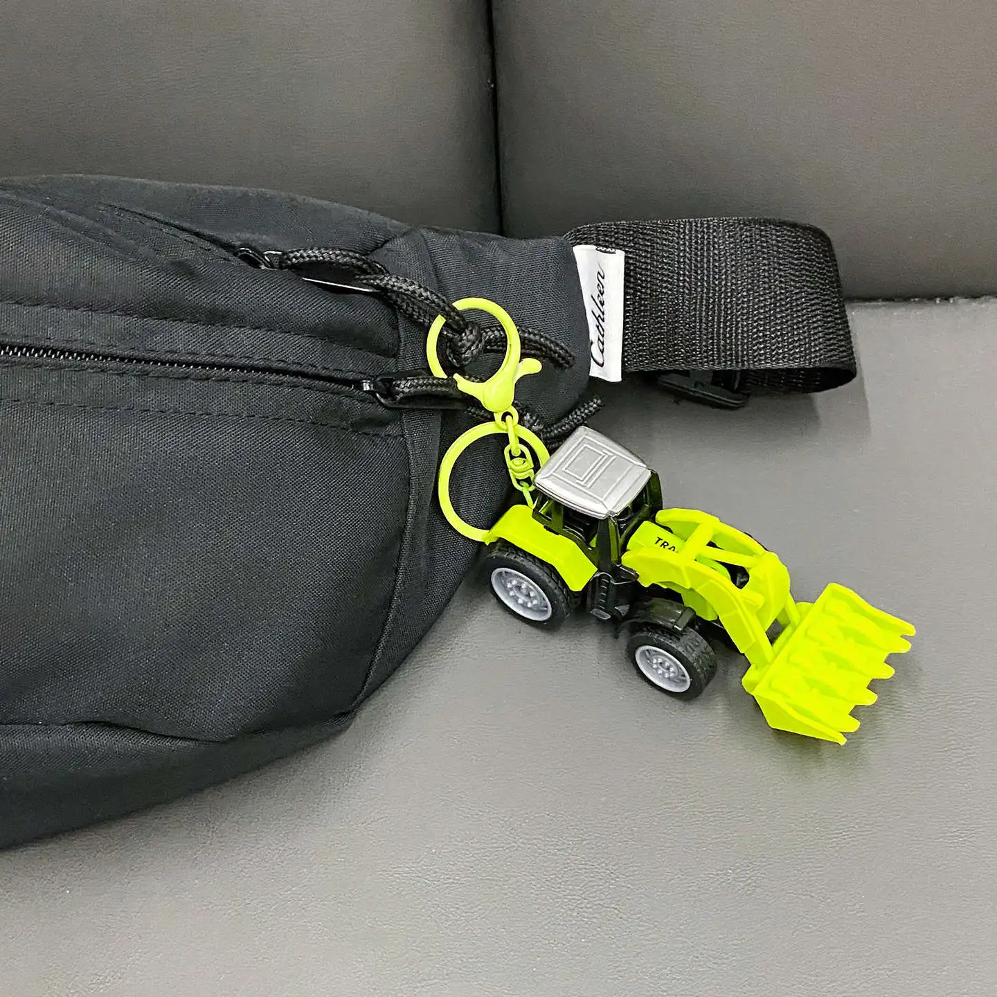 Mini Alloy Grass Harvesting Truck Soil Compactor Toy Keychain For Kids Cute Inertia Engineering Vehicle Pendant Boy Small Gift