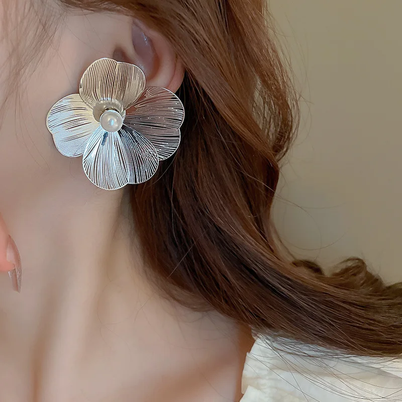 Exaggerated large flower earrings, new high-end design, niche temperament, socialite pearl earrings, earrings gift