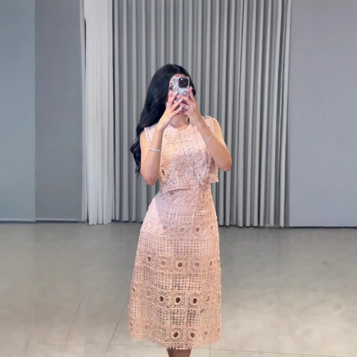 Kleidung Neues ärmelloses Blumen-Jacquard-Spitzenkleid mit hoher Taille im Nahen Osten, einfarbig