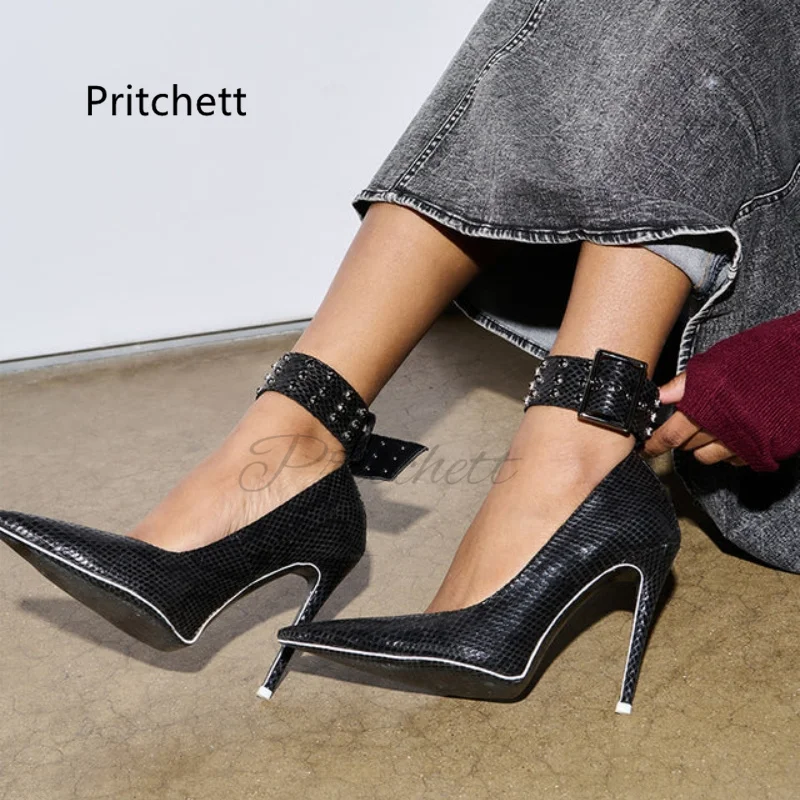 

Сексуальные женские туфли-лодочки на шпильке из змеиной кожи с заклепками и пряжкой на ремешке, черные кожаные модные женские туфли на высоком каблуке с острым носком и мелким носком