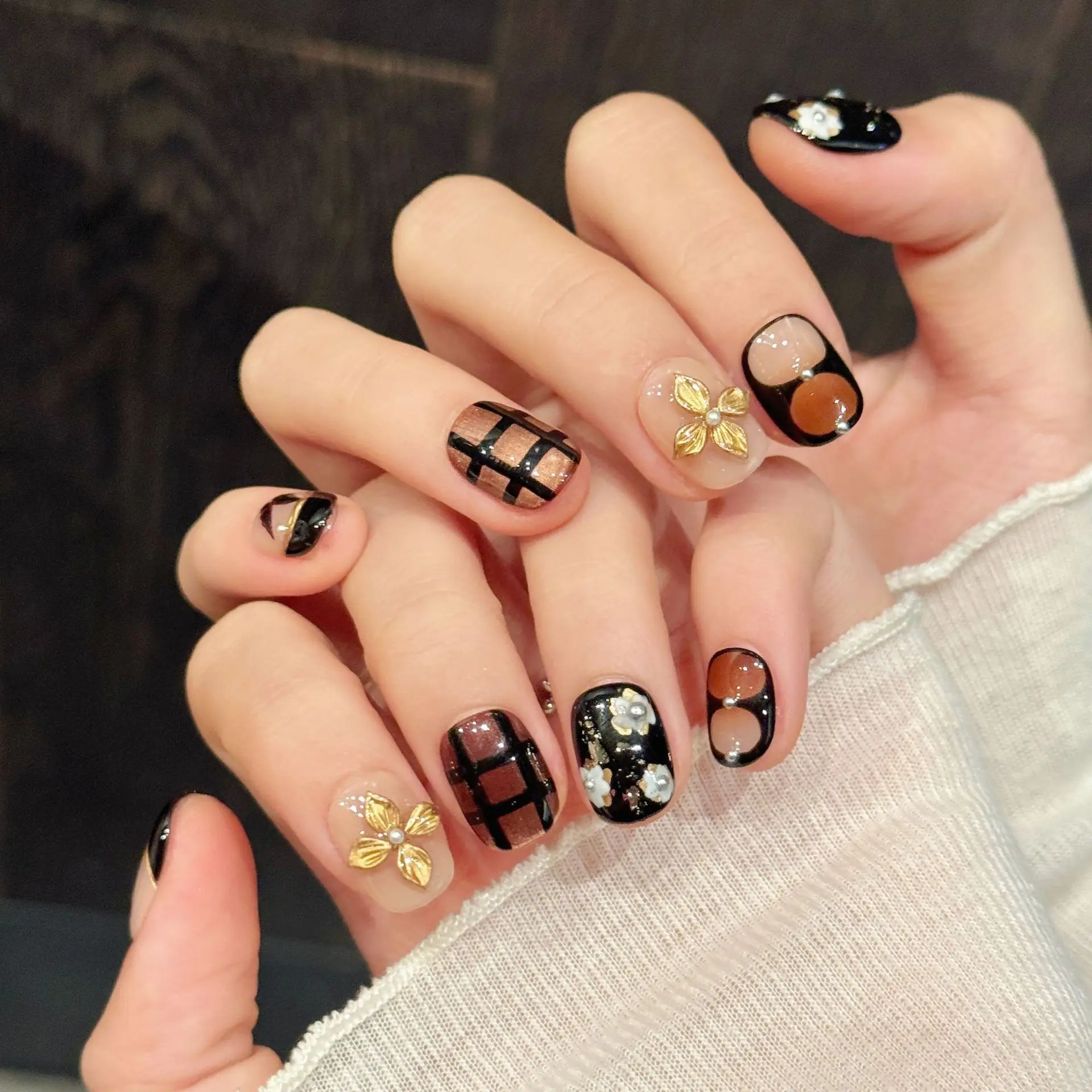 

10pcs Handmade Short Press on Nails Mid Ancient Style Gold 3D Carving Flower Metal Design False Nails Wearable Nails Art Tips