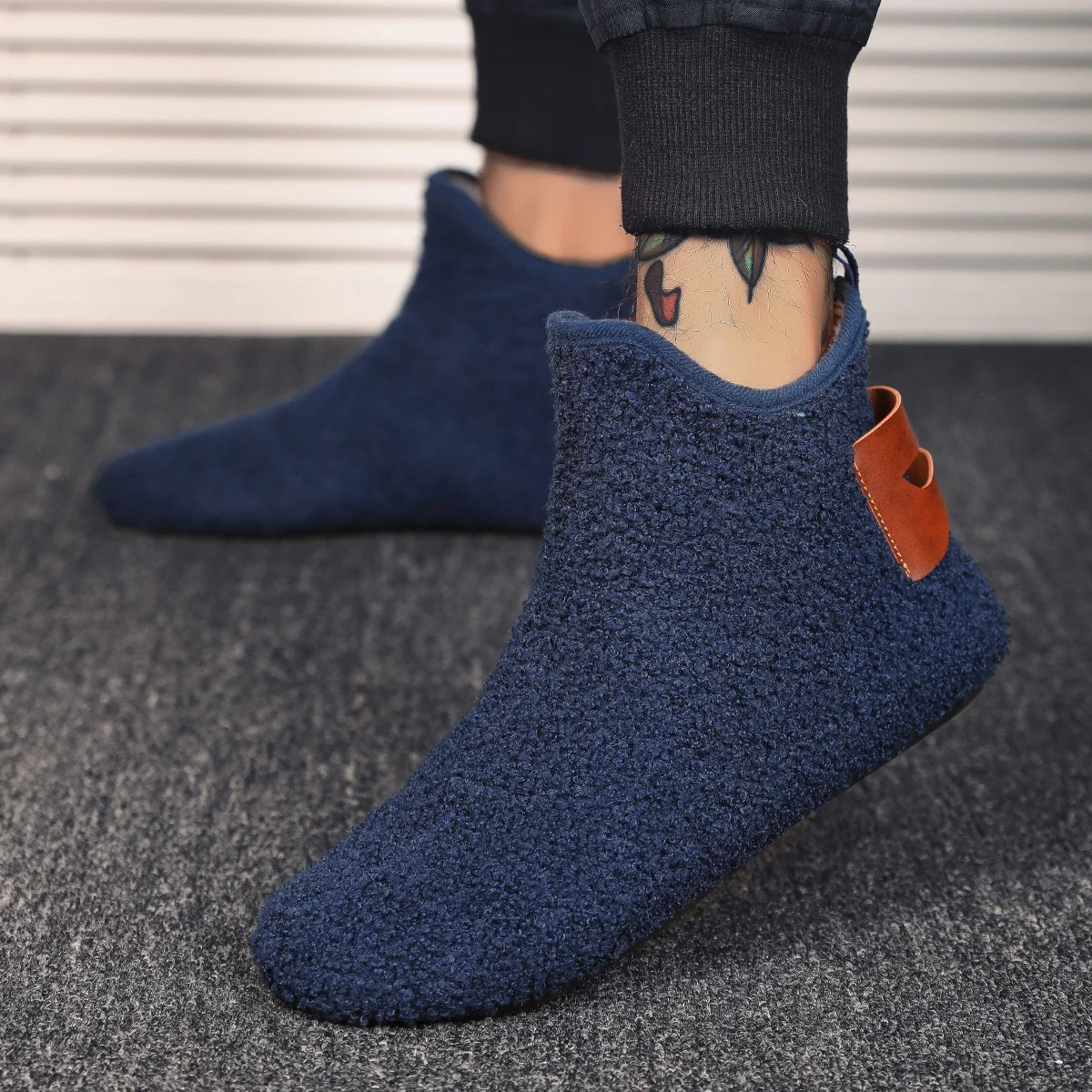 Bequeme Herren-Hausschuhe aus Baumwolle für den Winter, geeignet für den Innenbereich. Bequeme Hausschuhe für drinnen, ideal für diejenigen, die gerne faul zu bleiben gelernt haben. – Detail 6
