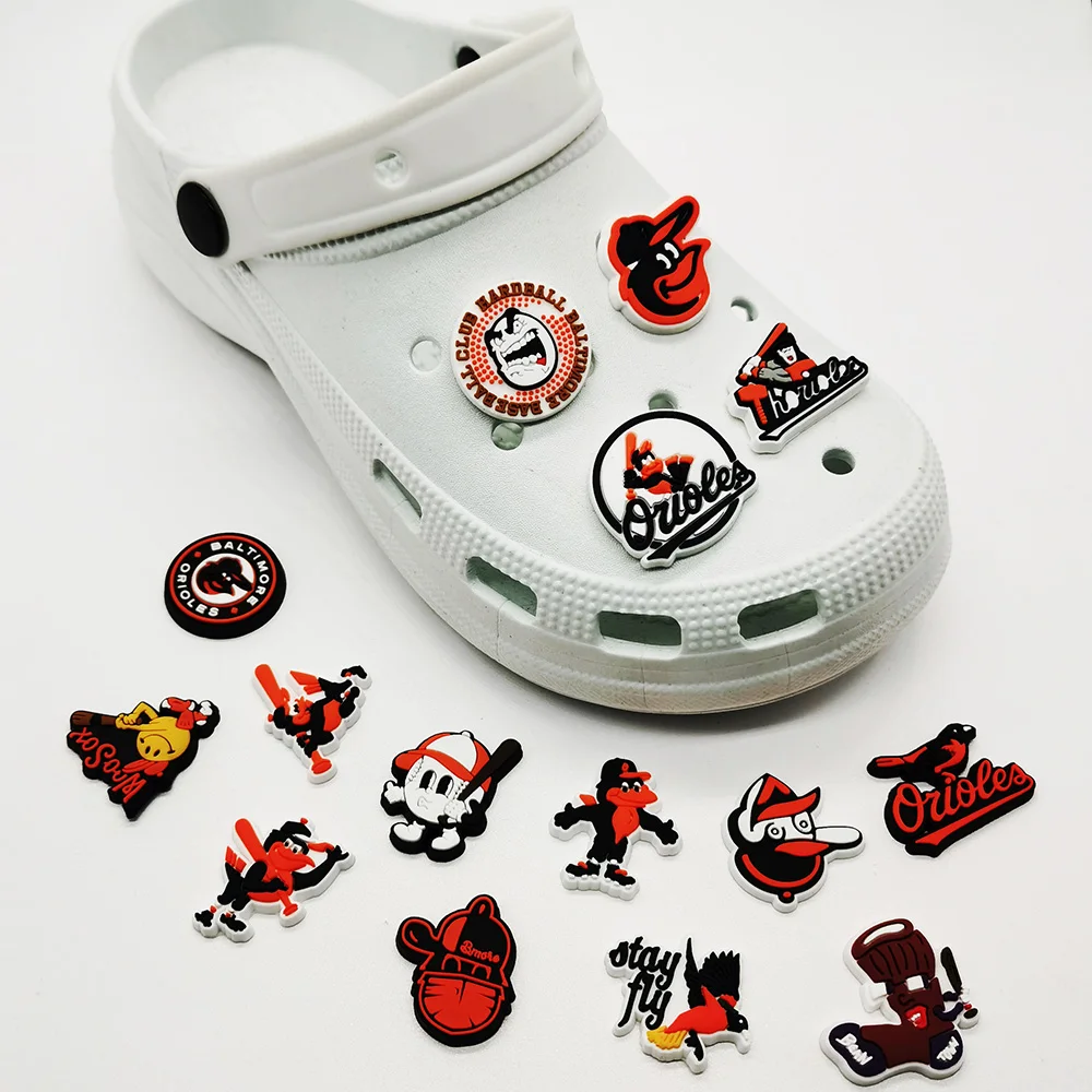 15pcs ใหม่กีฬาการ์ตูนรองเท้า Charms อุปกรณ์เสริม Fit Clog กระเป๋าเป้สะพายหลังสายรัดข้อมือรองเท้าตกแต่งหัวเข็มขัดคริสต์มาสปาร์ตี้เด็กของขวัญ