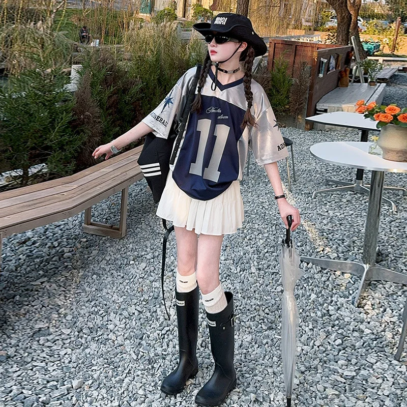 

Футболка для девочек, корейская детская одежда, новинка 2025 года, детский топ с принтом для девочек, свободная футболка с v-образным вырезом и короткими рукавами