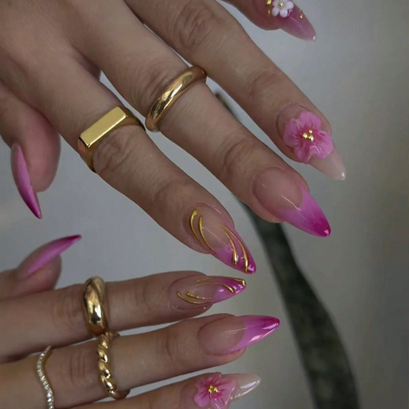 10枚入り プレスオンネイル グラデーションピンク フレンチロングアーモンド つけ爪セット フラワーデザイン フェイクネイル ウェアラブル ゴールデンライン マニキュア