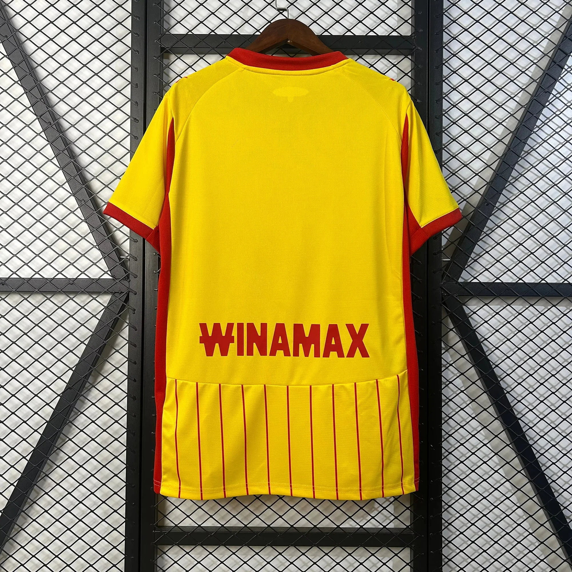 The Latest Thai Version Short-sleeved Football Jersey for 2025 Features Two Men in a Family-friendly Style