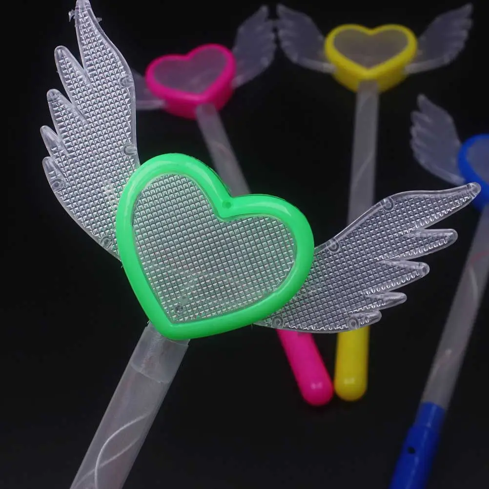 

2 шт. светящихся волшебных палочек в форме сердца, идеально подходят для сказочных дней рождения, концертов, танцевальных вечеринок, реквизит для выступлений, светящаяся палочка
