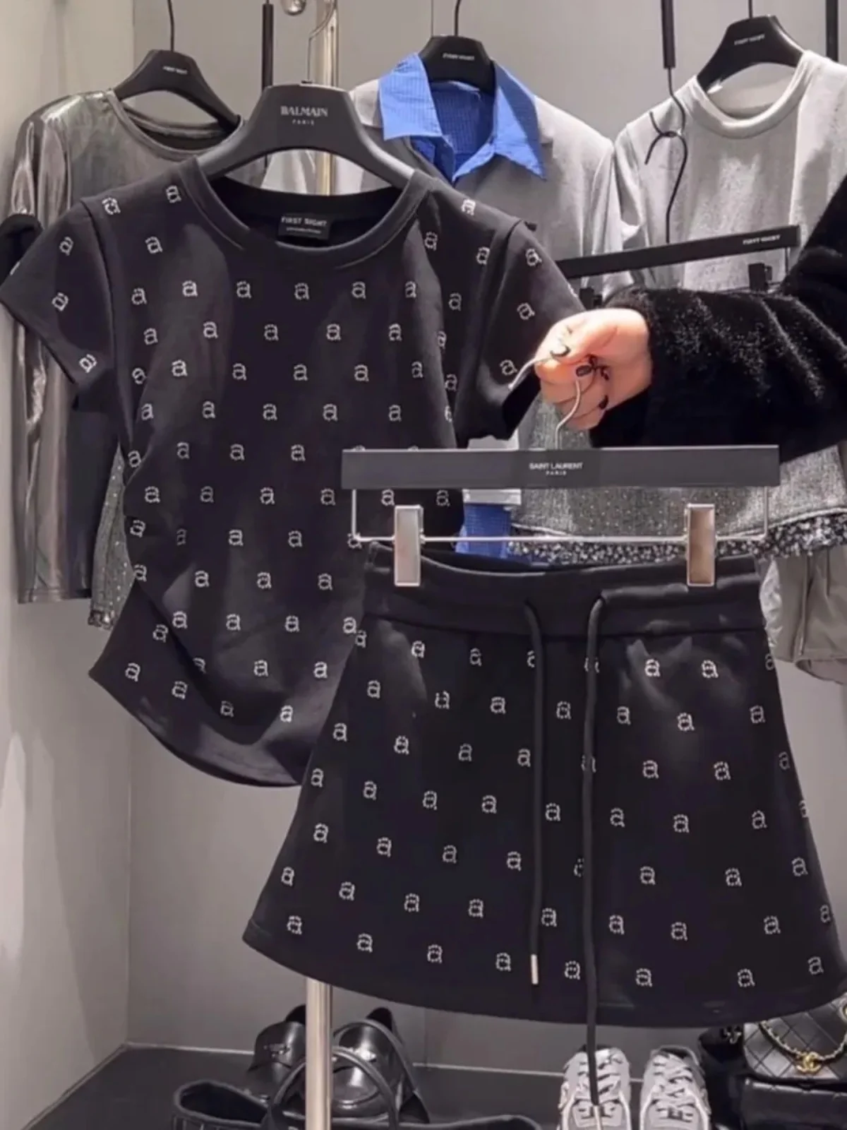 

Модный летний комплект 2025 для женщин с низкой физической оснасткой: топ и юбка (два предмета)