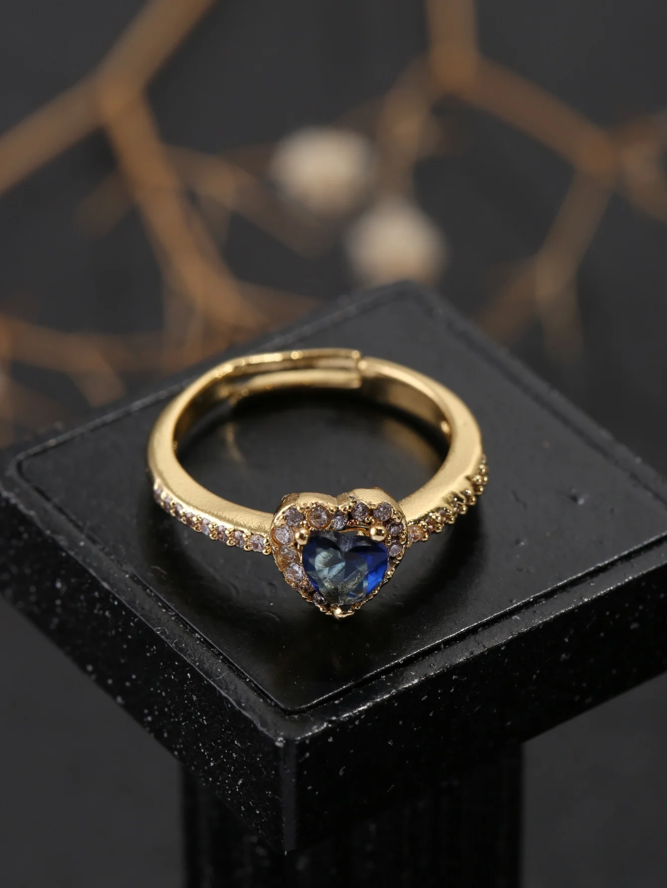 1 Piece of Copper-Plated 18K Blue Heart-Shaped Ring with Simulated Diamonds, Suitable for Women with a Cool and Sophisticated Style, Creating a Minimalist Vibe. Pair It with a Simple Spaghetti Strap Long Dress